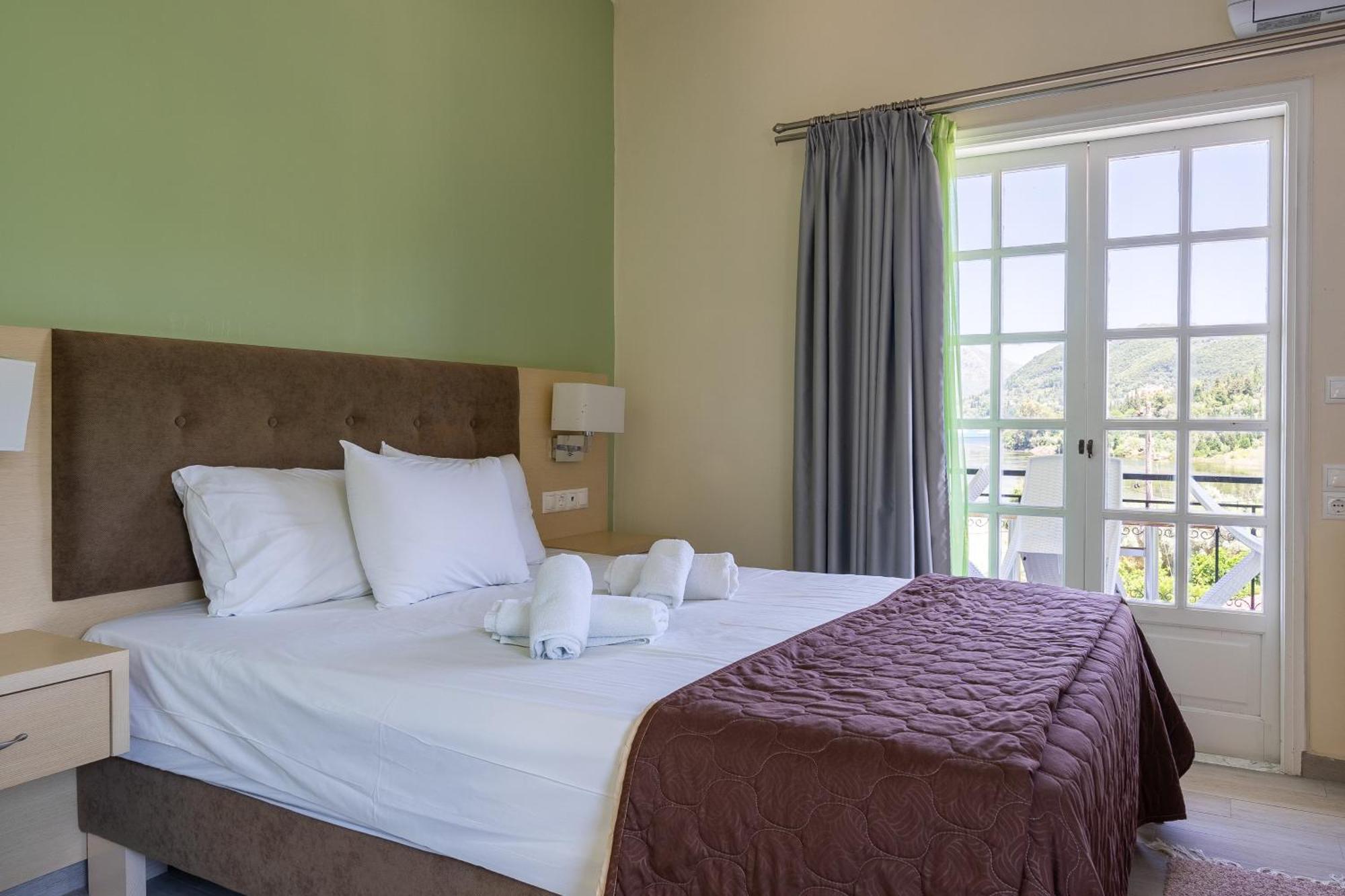 Vliho Bay Suites & Apartments Yénion Esterno foto