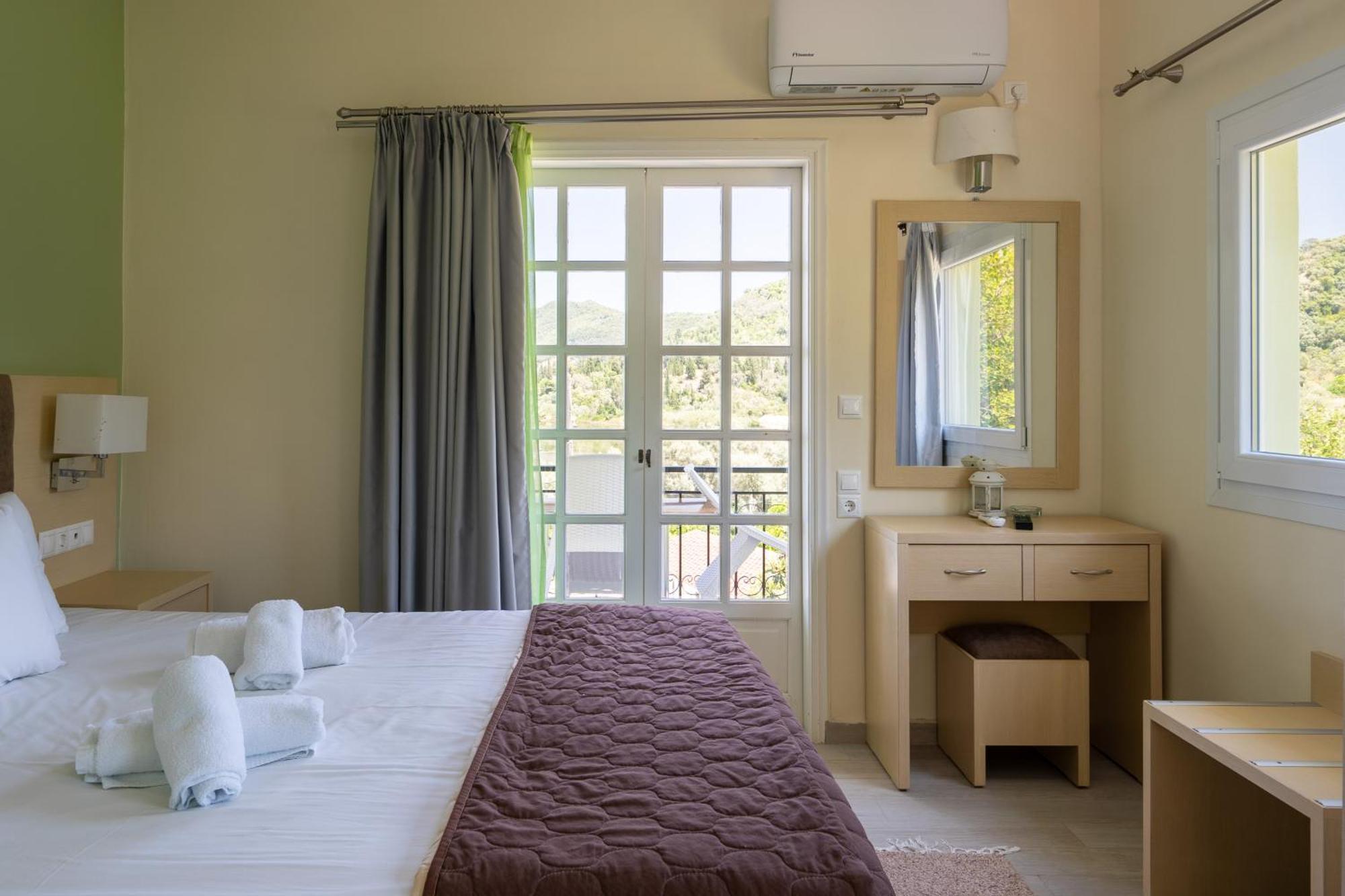 Vliho Bay Suites & Apartments Yénion Esterno foto