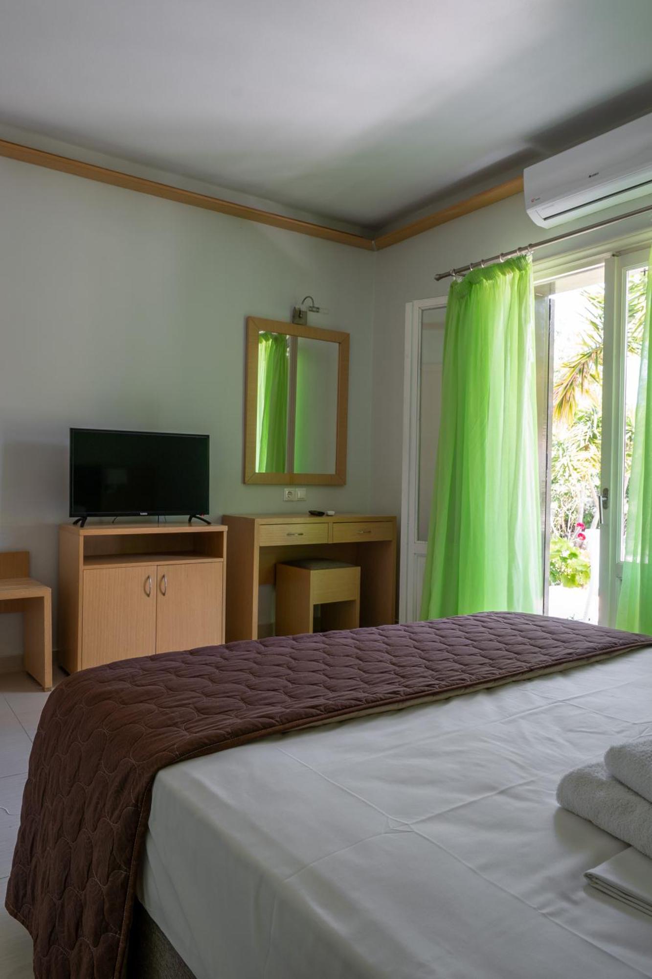 Vliho Bay Suites & Apartments Yénion Esterno foto