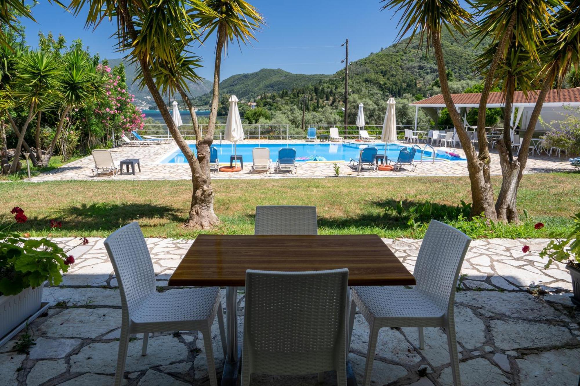 Vliho Bay Suites & Apartments Yénion Esterno foto